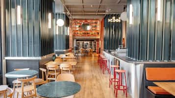 2 restaurantes; se sirve cocina internacional