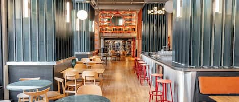 2 restaurants, international cuisine