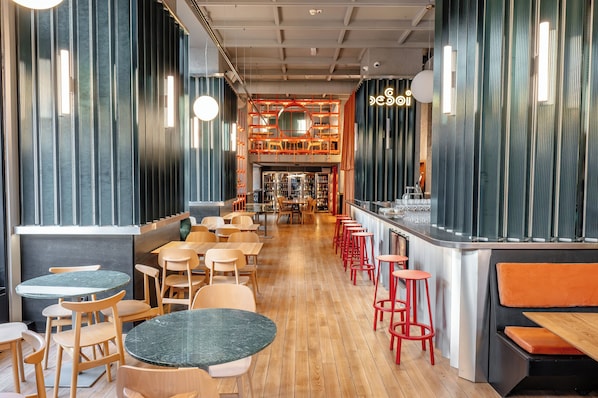 2 restaurants, international cuisine