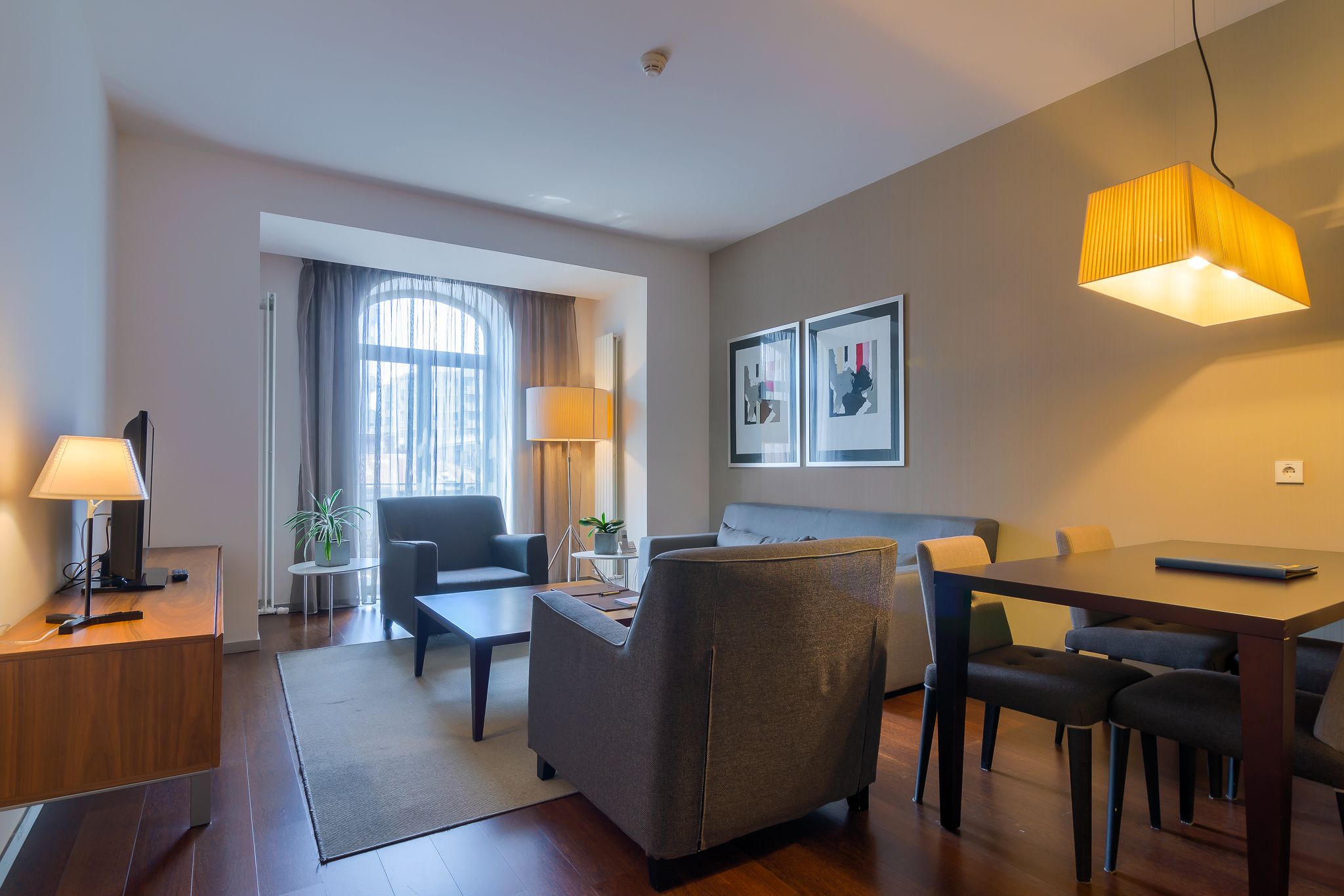 Suite Deluxe, 1 cama Queen size | Sala de estar | Televisión LED de 40 pulgadas con canales por cable y televisión 