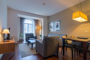 Deluxe Suite, 1 Queen Bed | Living room