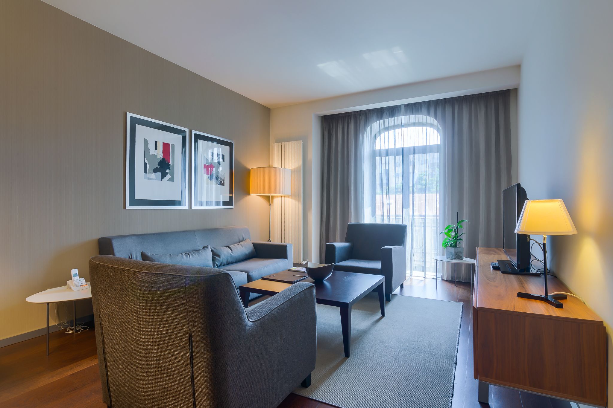 executive suite, 1 king bed | living room | 40-inch led tv with cable channels, tv