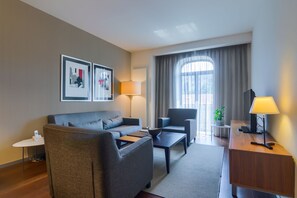 Executive-Suite, 1 King-Bett | Wohnzimmer | 40-Zoll-LED-Fernseher mit Kabelempfang, Fernseher