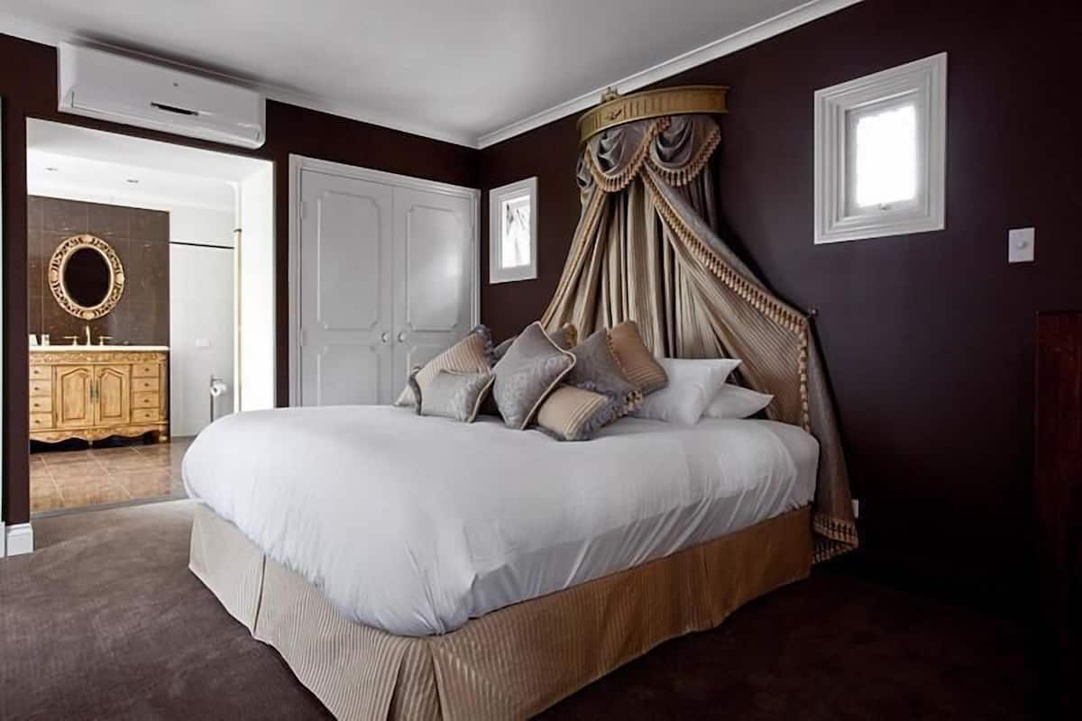 1 quarto, roupas de cama premium, frigobar, escrivaninha