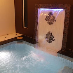 Separate tub and shower, jetted tub, free toiletries, hair dryer
