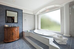 Separate bathtub and shower, jetted bath, free toiletries, hair dryer