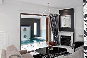 TV, fireplace, DVD player - The Castle On Tamborine (Tamborine Mountain)