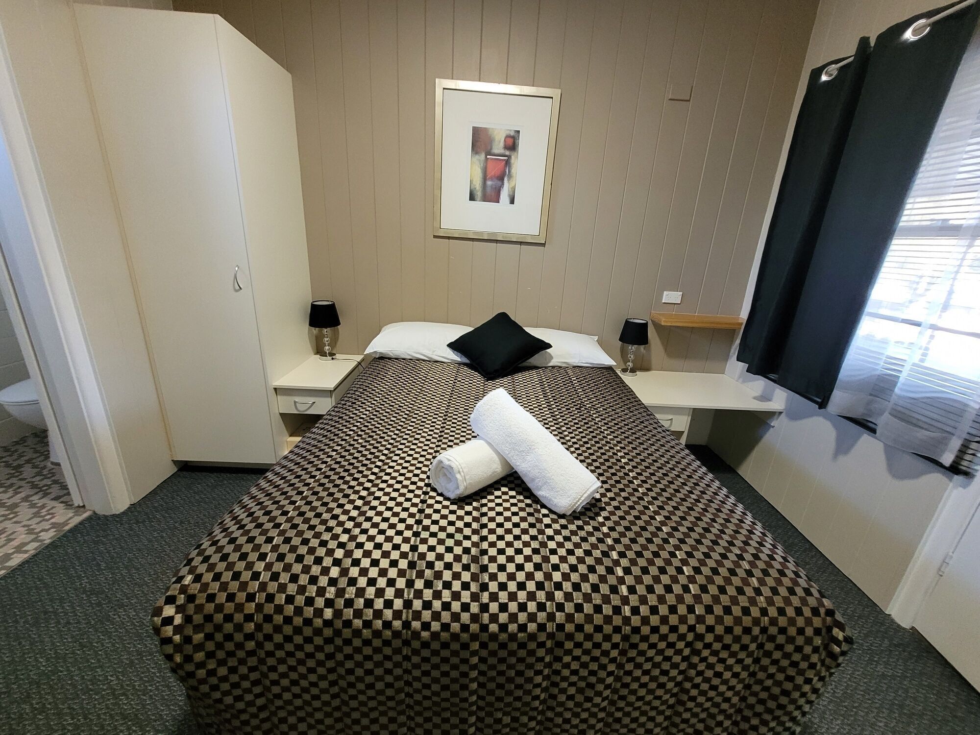 Cortinas opacas, tabla de planchar con plancha, wifi gratis
