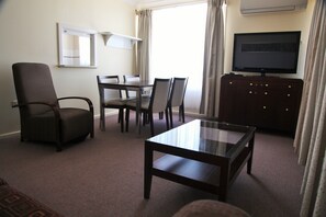 Executive Apartment, 2 Bedrooms, Kitchen, Garden View | Living area | 50-cm TV with digital channels - Titania Motel (Oberon)