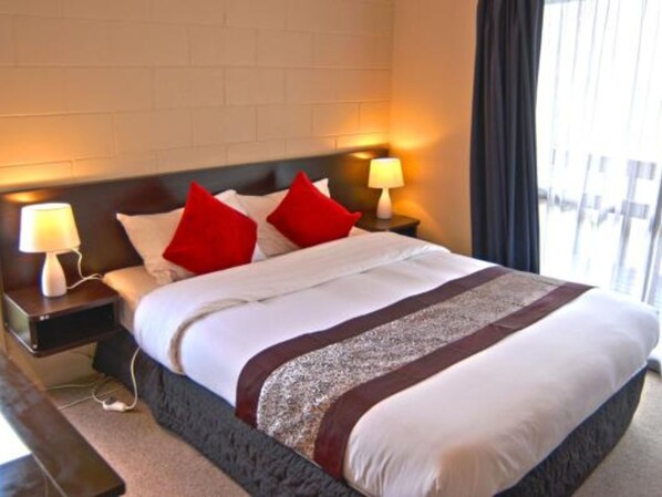 Decoración personalizada, tabla de planchar con plancha y cunas 