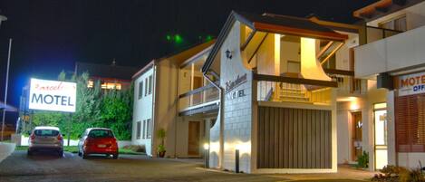 Majoituspaikan julkisivu illalla/yöllä