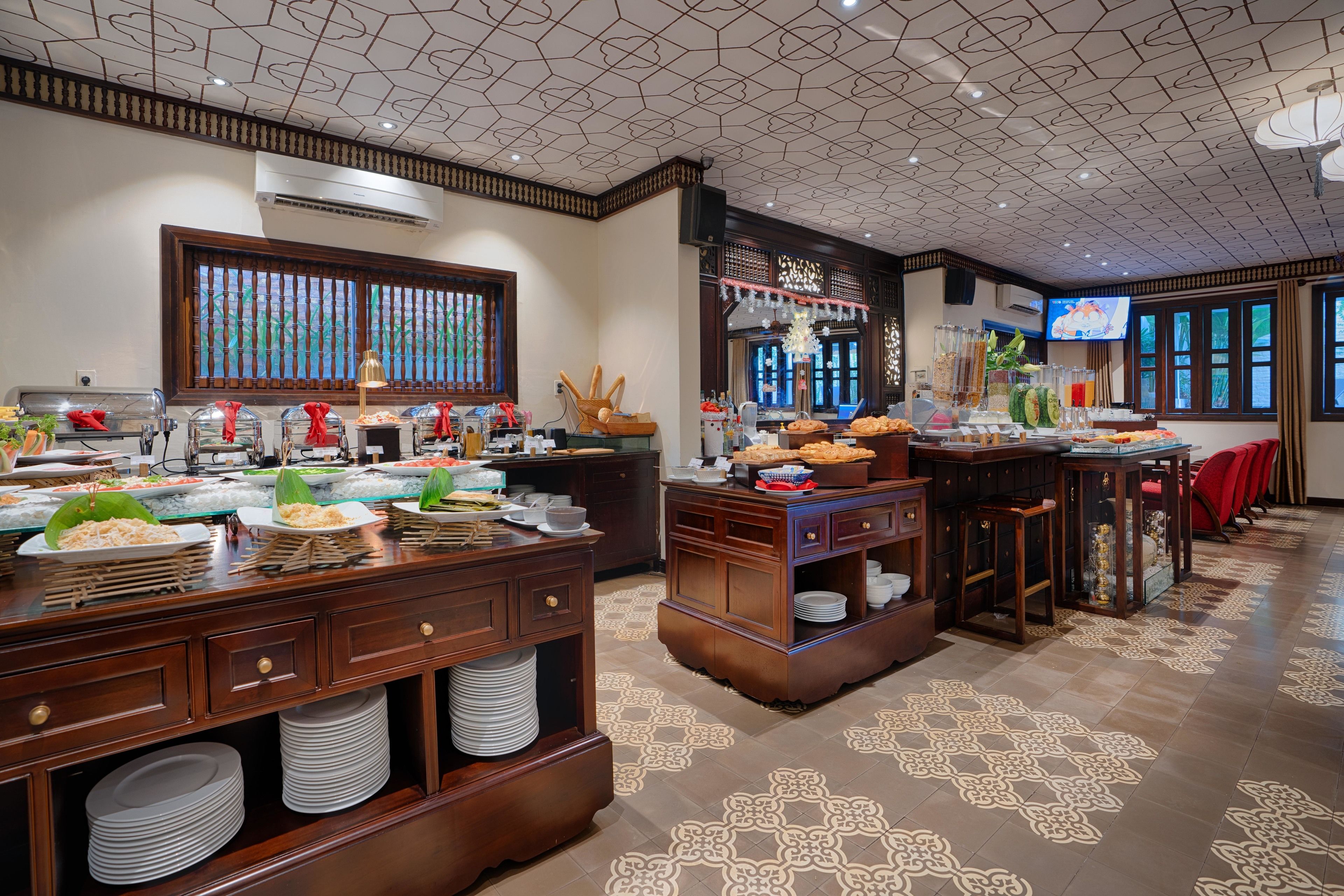 breakfast, lunch, dinner served; vietnamese cuisine