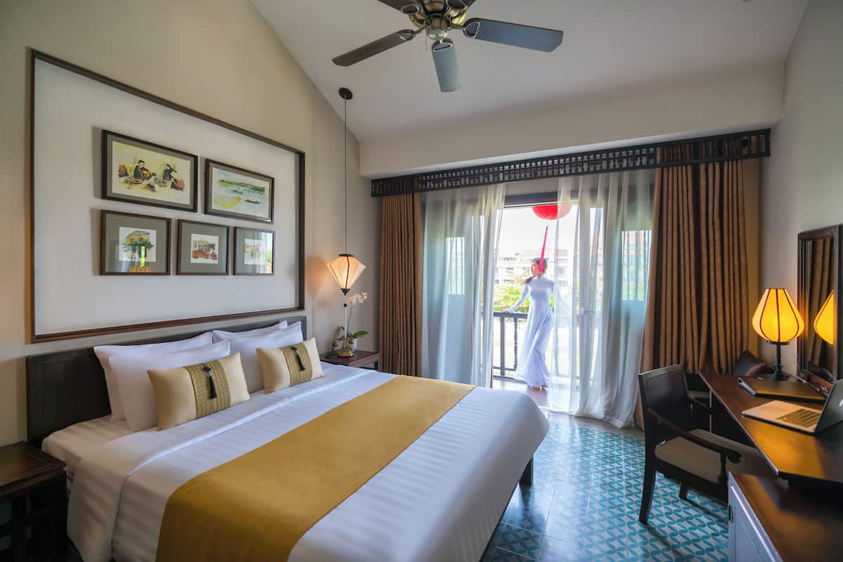 Suite, vista fiume | 1 camera, copriletto in piuma, materassi Select Comfort, minibar