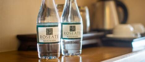 Dos botellas de agua Roseate Ratchada sobre una superficie de madera.