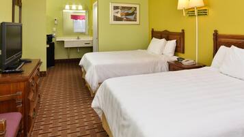 Een bureau, een strijkplank/strijkijzer, gratis wifi, beddengoed