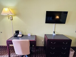 Standard Room, 1 King Bed, Non Smoking, Refrigerator & Microwave | Desk, iron/ironing board, free WiFi, bed sheets