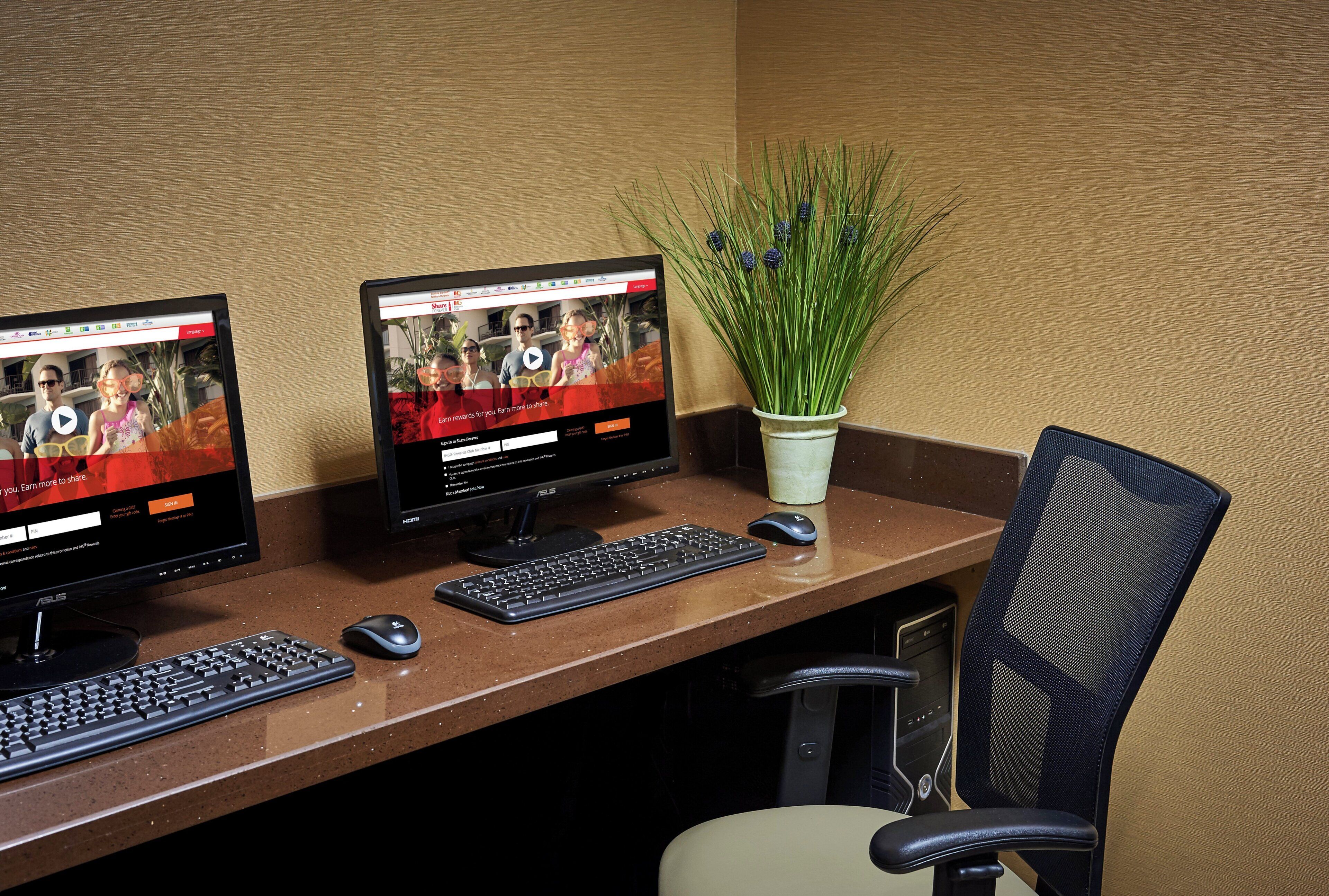 Un espacio de trabajo con dos monitores, un teclado, un ratón y una silla.