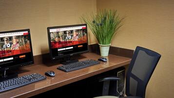 Un espacio de trabajo con dos monitores, un teclado, un ratón y una silla.