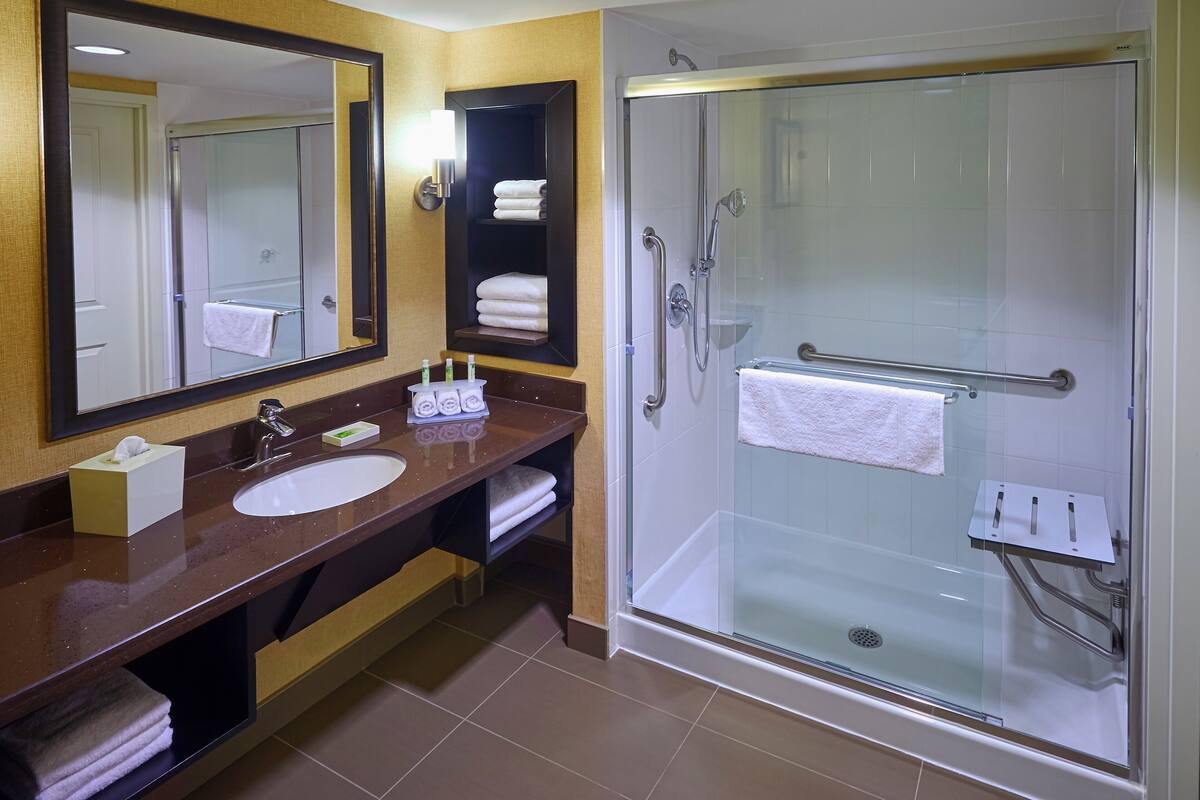 Standard Room, 1 King Bed, Mobility Accessible (Mobility, Accessible Tub) | Bathroom