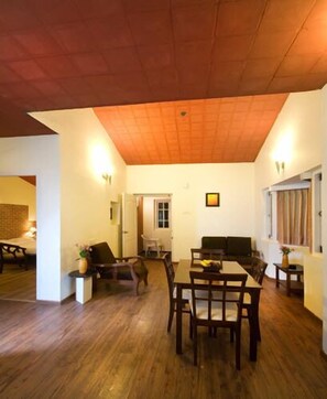 Deluxe cottage, 1 kingsize bed | Woonkamer | Lcd-televisie