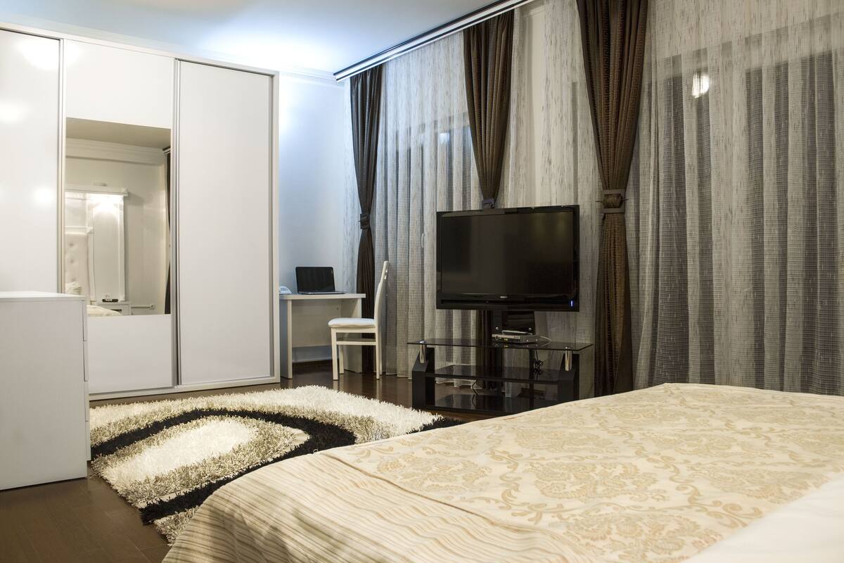 Phòng Suite, quang cảnh núi | Minibar, bàn, nôi (giường cho trẻ sơ sinh) miễn phí