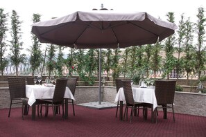 Outdoor dining - La Familia Residence (Pristina)