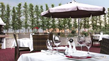 2 restaurants, breakfast, lunch, dinner served; international cuisine
