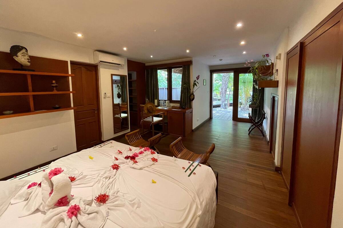 Una habitación de hotel con cama, escritorio y vistas al exterior.