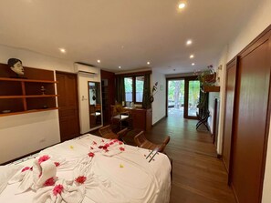 Club Room, 1 King Bed