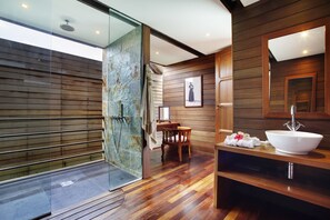 Deluxe villa, op het water | Badkamer | Gratis toiletartikelen, een haardroger, badjassen, handdoeken
