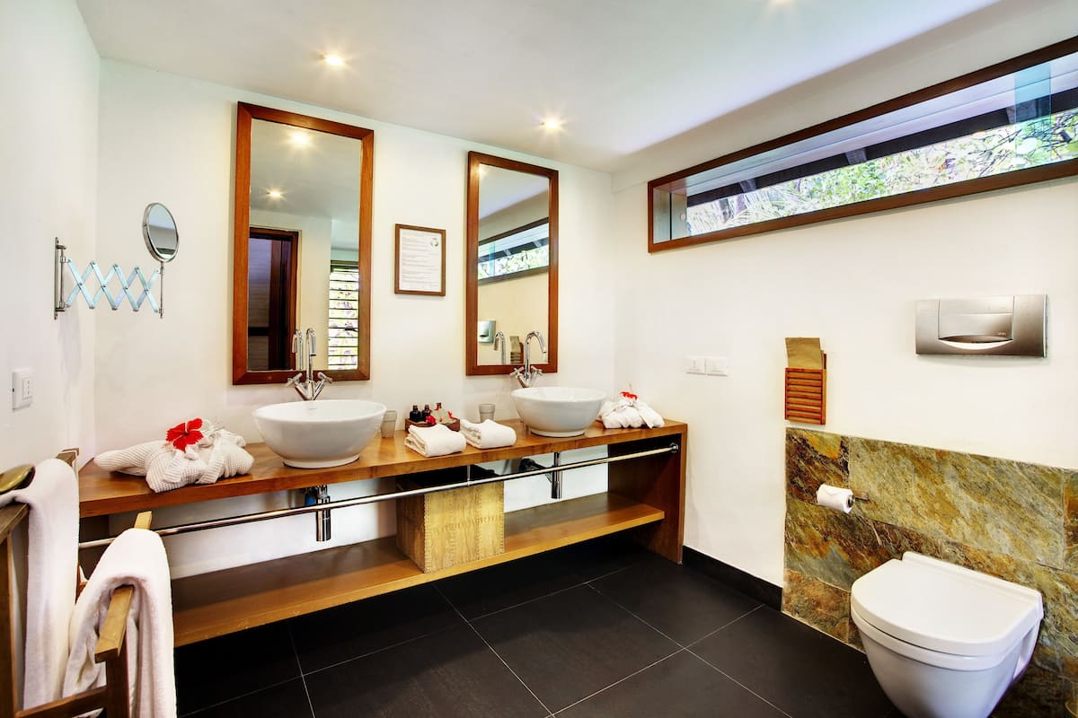 villa, sea view | bathroom | free toiletries, hair dryer, bathrobes, towels