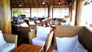 2 restaurantes, se sirven desayunos, comidas y cocina internacional