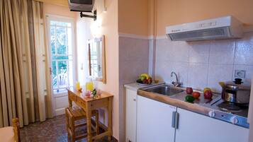 Full-sized fridge, espresso maker, electric kettle