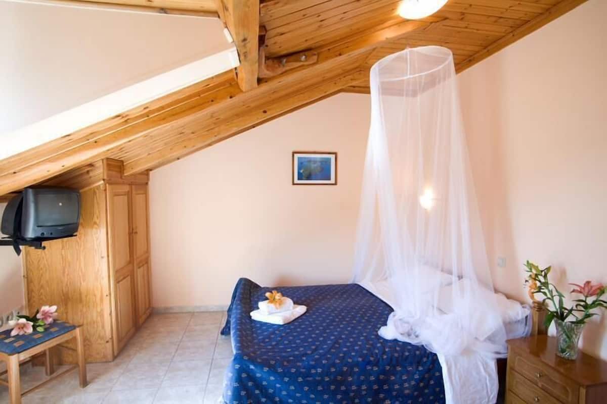Studio (For 2) | Työpöytä, äänieristys, silitysrauta/-lauta, ilmaiset vauvansängyt