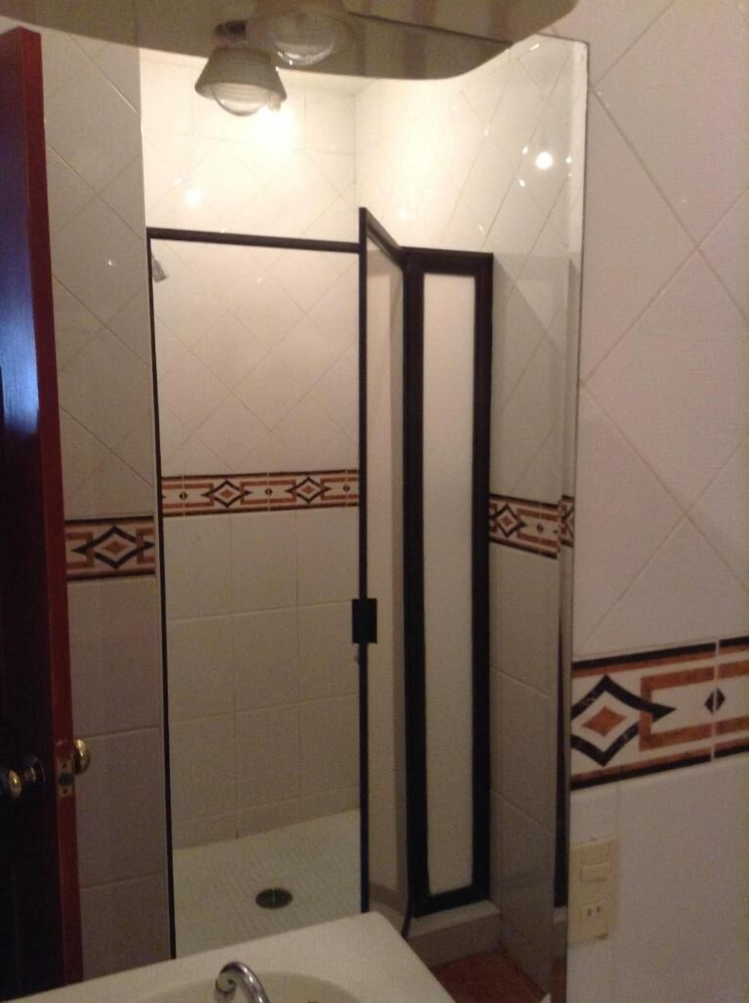 Une salle de bain avec une douche, un lavabo et des toilettes.