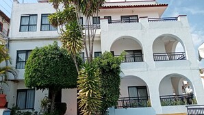 A white building with multiple balconies and arched windows. - Hotel Real de San Diego (Taxco)