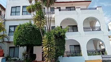 Vista frontal de la propiedad