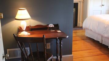 Chambre (Room #2) | Décor unique, bureau, fer et planche à repasser, accès au Wi-Fi (inclus)