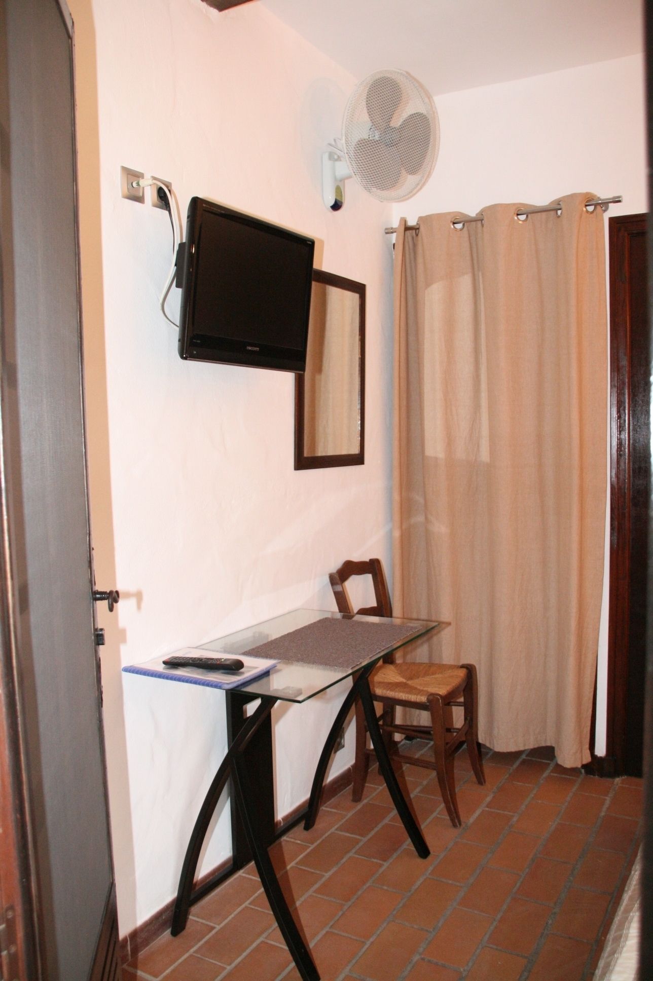 economy double room | room amenity