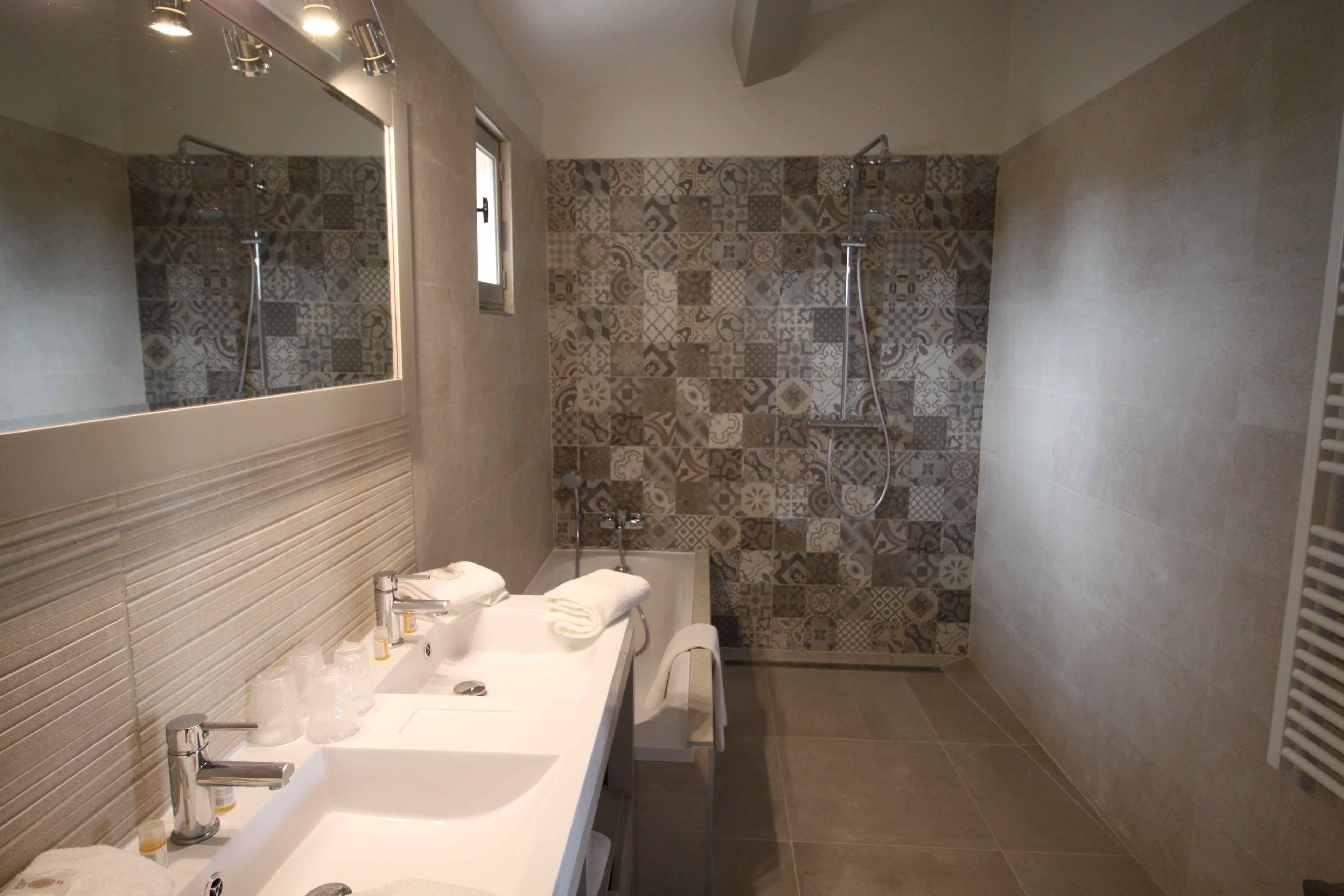 Vierpersoonskamer | Badkamer | Gratis toiletartikelen, een haardroger, handdoeken