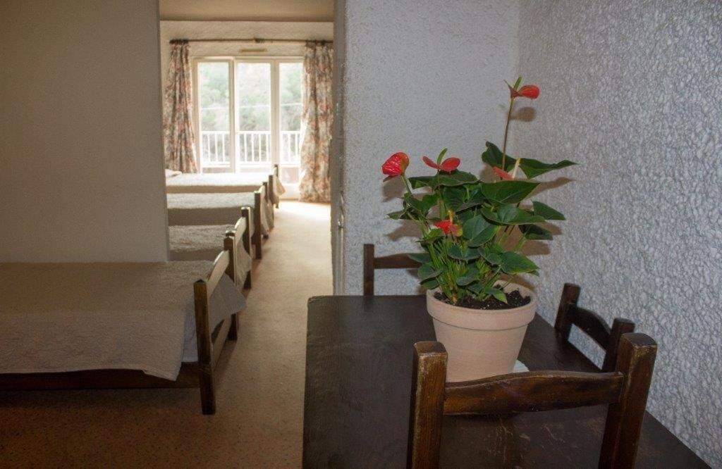 desk, free cots/infant beds, free wifi, bed sheets