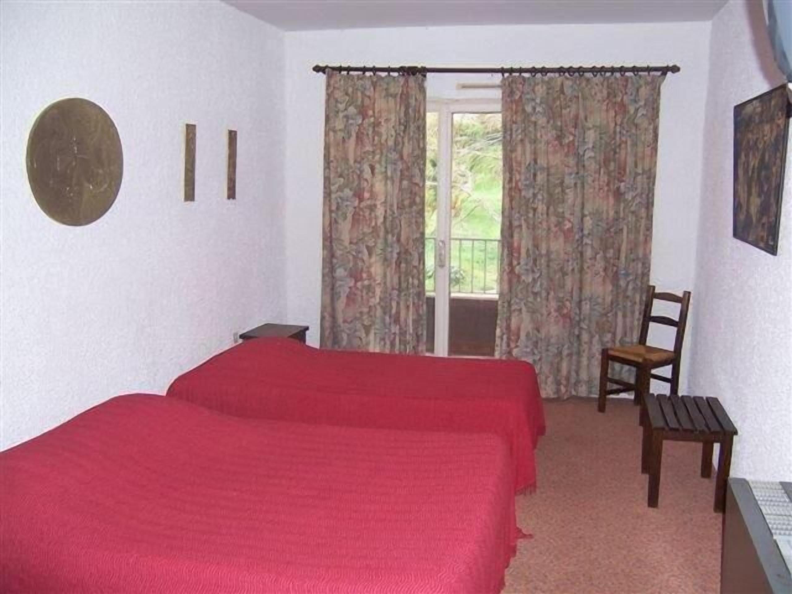 desk, free cots/infant beds, free wifi, bed sheets