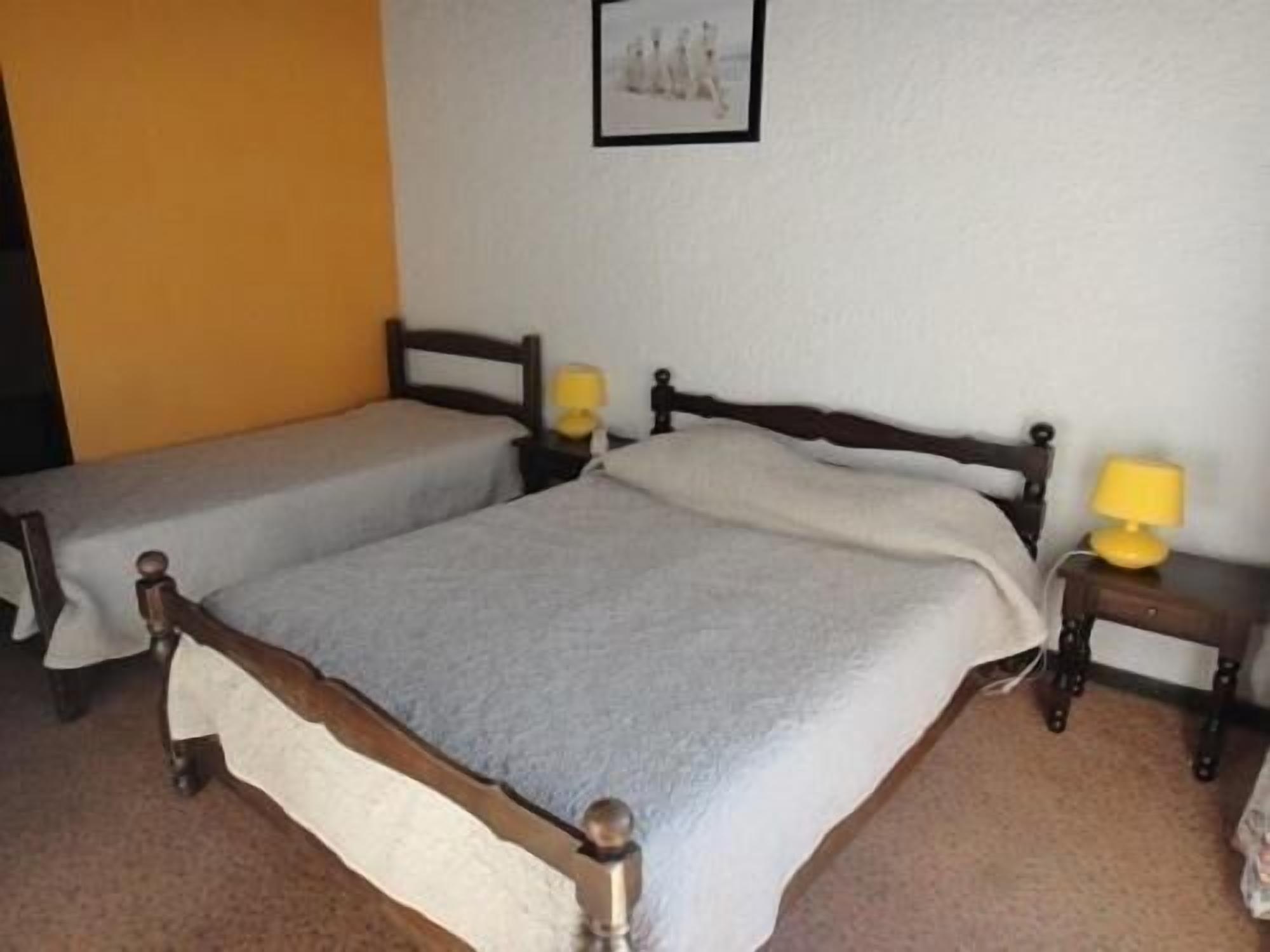 desk, free cots/infant beds, free wifi, bed sheets