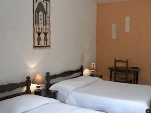 Desk, free cribs/infant beds, free WiFi, bed sheets - Motel Le Colibri (Lucciana)