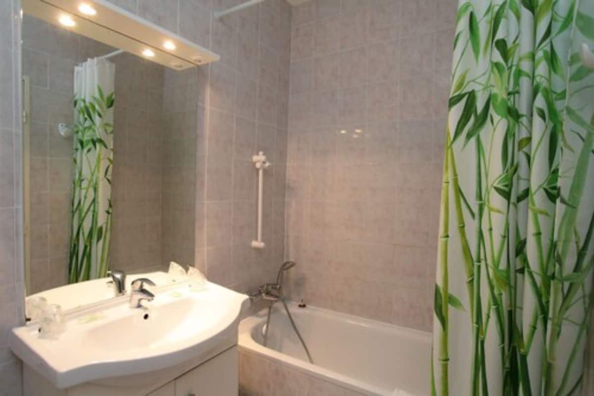 free toiletries, towels