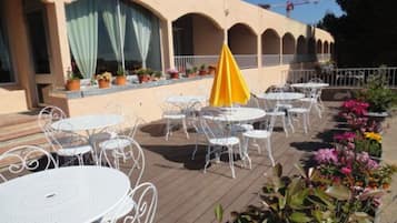 Daily continental breakfast (EUR 7.50 per person)