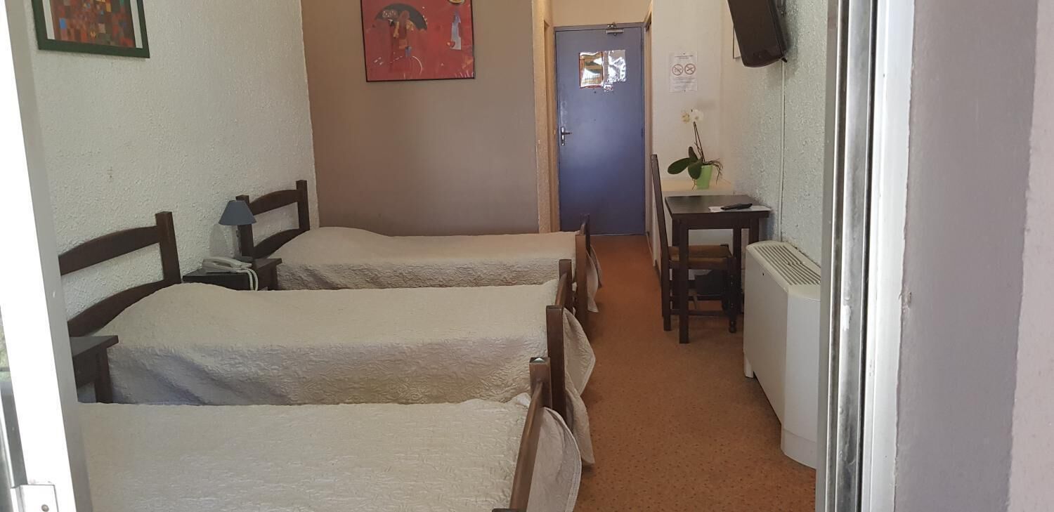 standard triple room | desk, free cots/infant beds, free wifi, bed sheets