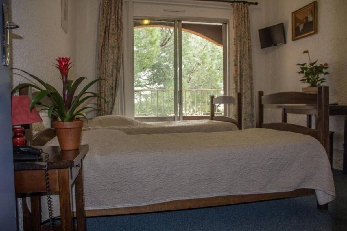 desk, free cots/infant beds, free wifi, bed sheets