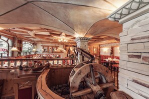 Se sirven desayunos, almuerzos y cenas; cocina internacional