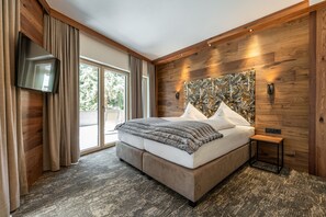 Dobbeltrom – deluxe, balkong | Safe på rommet, skrivebord, blendingsgardiner og wi-fi (inkludert)